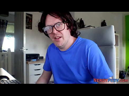  Həvəskar brit əmzikləşdikdən sonra cumshot alır